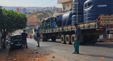 Caminhão transportando caixas d'água arrasta fios e derruba parede de comercio no centro de Patos de Minas