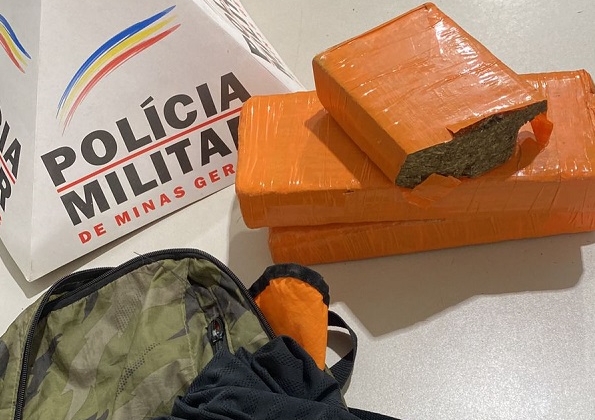 PM localiza mochila com dois quilos de maconha dentro de carro de aplicativo em Guarda dos Ferreiros