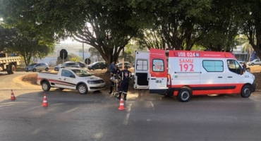 Acidente envolvendo carro a moto na Avenida JK em Patos de Minas deixa uma pessoa ferida