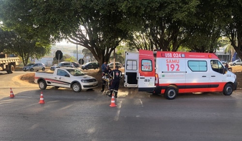 Acidente envolvendo carro a moto na Avenida JK em Patos de Minas deixa uma pessoa ferida