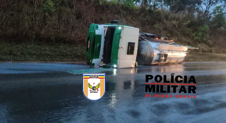 Caminhoneiro fica ferido após veículo aquaplanar e tombar na BR-354, no município de Lagoa Formosa 