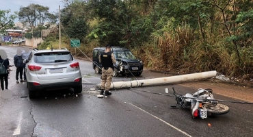 Motorista colide contra posto de iluminação pública e provoca acidente envolvendo vários veículos em Patos de Minas