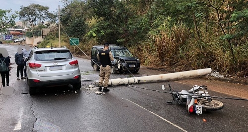 Motorista colide contra posto de iluminação pública e provoca acidente envolvendo vários veículos em Patos de Minas