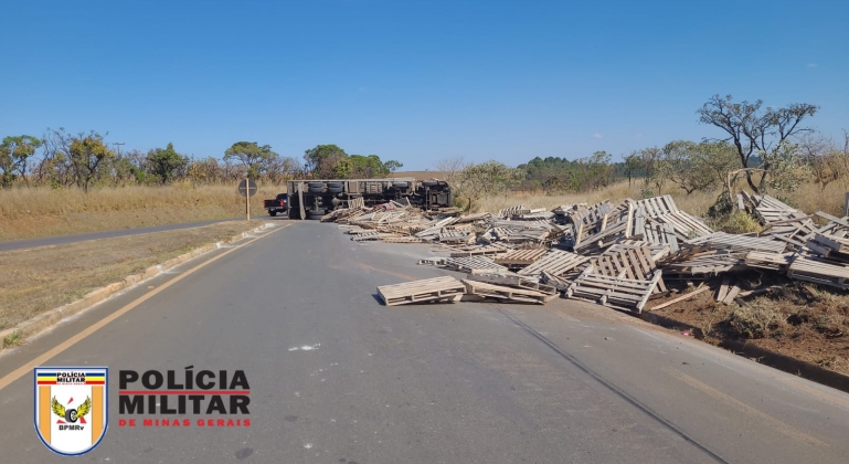 Motorista de caminhão carregado com paletes fica ferido pós veículo tombar  no trevo de Rio Paranaíba