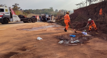 Acidente entre Lagoa Formosa e Patos de Minas interdita BR-354 