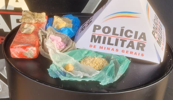 PM localiza grande quantidade de drogas escondidas em lotes vagos na cidade de Patos de Minas