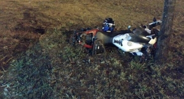 Motociclista fica ferido após colidir contra árvore na avenida Marabá em Patos de Minas