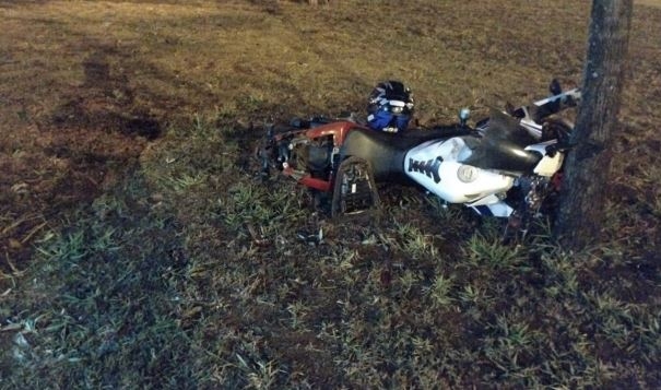 Motociclista fica ferido após colidir contra árvore na avenida Marabá em Patos de Minas