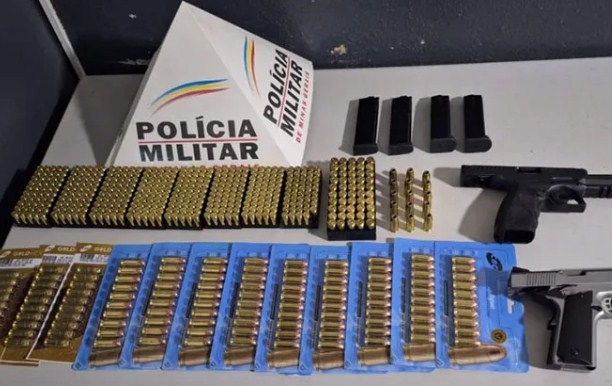 Patos de Minas - Homem entrega armas e 534 munições, após confusão entre parentes de casal que se separou recentemente