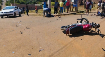 Motociclista desobedece ordem de parada da polícia, provoca acidente e tem fratura exposta na perna