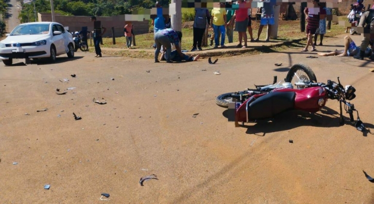 Motociclista desobedece ordem de parada da polícia, provoca acidente e tem fratura exposta na perna