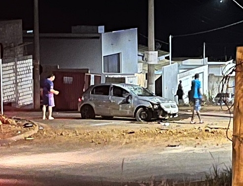 Patos de Minas - Motorista sofre fratura exposta na mão esquerda após capotar veículo em rotatória 