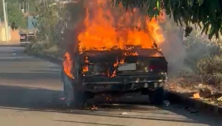 Presidente Olegário - Mulher coloca fogo em carro de companheiro após briga 