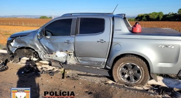 Motorista cochila ao volante e provoca acidente na BR 146; três pessoas ficaram feridas