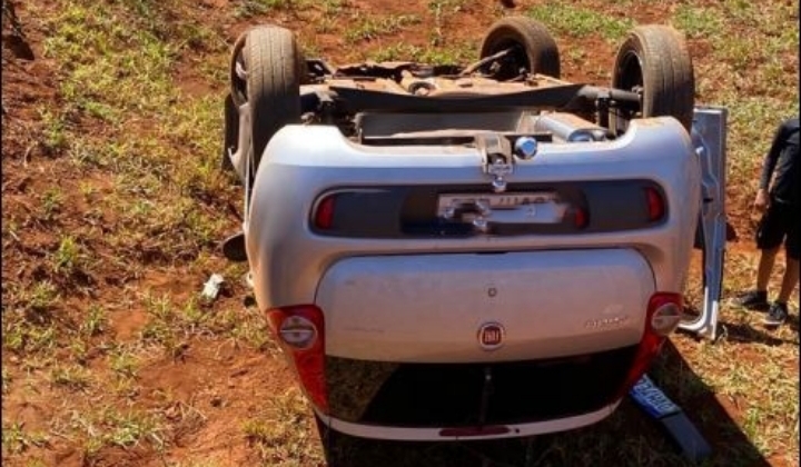 Lagoa Formosa - Motorista perde controle direcional e capota automóvel na estrada de limeira