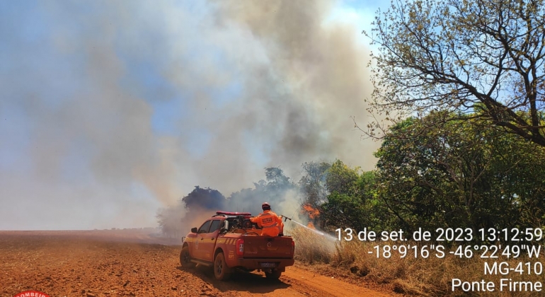 Incêndio em fazenda no município de Presidente Olegário já queimou mais de 200 hectares de matas, pastagens e palhadas