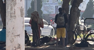 Moradores de rua voltam a perturbar nas imediações do Galpão do Produtor Rural, em Patos de Minas