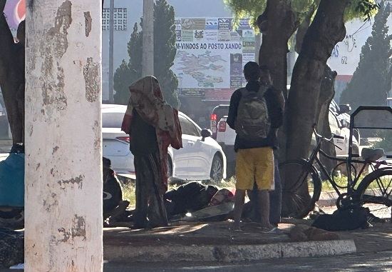 Moradores de rua voltam a perturbar nas imediações do Galpão do Produtor Rural, em Patos de Minas