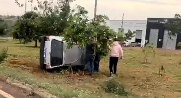 Patos de Minas - Condutora perde controle direcional e tomba veículo em rotatória na avenida Fátima Porto