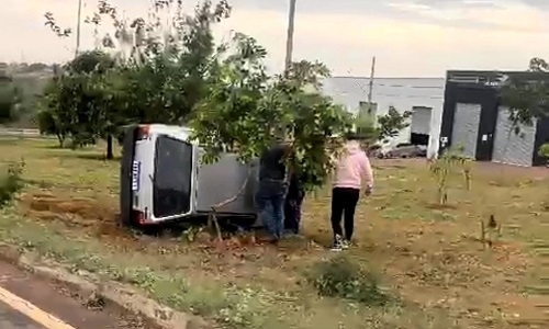 Patos de Minas - Condutora perde controle direcional e tomba veículo em rotatória na avenida Fátima Porto