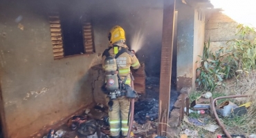 Casa abandonada é incendiada no bairro Cidade Jardim na cidade de Patos de Minas