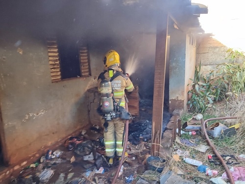 Casa abandonada é incendiada no bairro Cidade Jardim na cidade de Patos de Minas