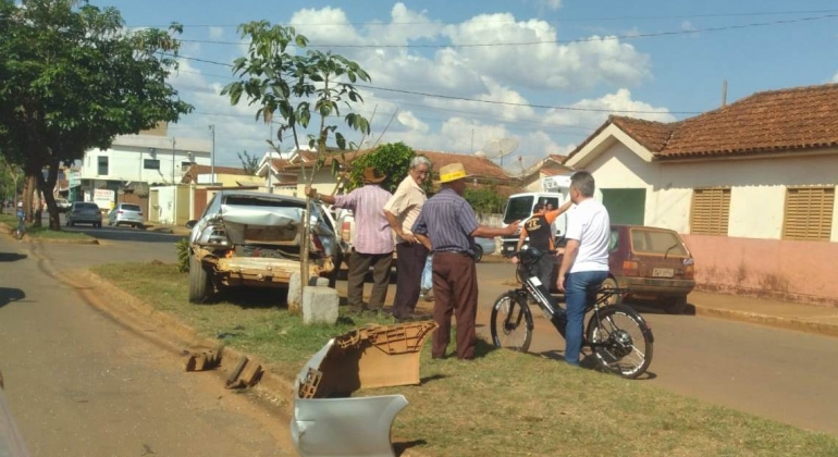 Com falha no sistema de freios caminhão desgovernado atinge vários automóveis nas ruas de Lagoa Formosa 