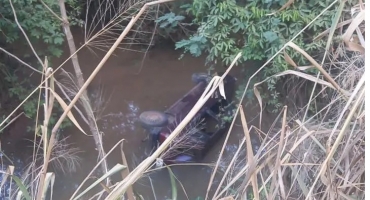 Carro cai de ponte em Patos de Minas com cinco pessoas; entre elas um bebê recém-nascido 