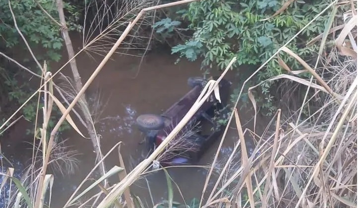 Carro cai de ponte em Patos de Minas com cinco pessoas; entre elas um bebê recém-nascido 