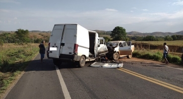 Serra do Salitre - Acidente entre van e caminhonete na MG-187 mata duas pessoas e deixa outra gravemente ferida