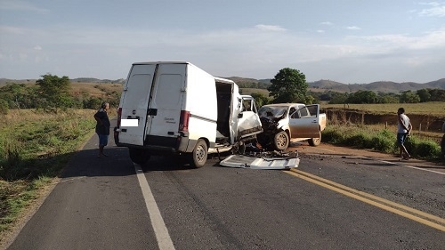 Serra do Salitre - Acidente entre van e caminhonete na MG-187 mata duas pessoas e deixa outra gravemente ferida