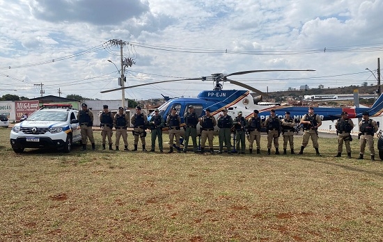 PM usa aeronave durante operação em pontos de maior criminalidade de Patos de Minas