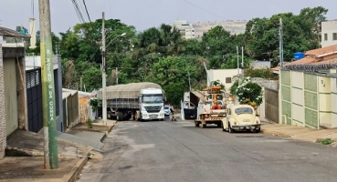 Carreta não consegue subir rua íngreme, desce de ré  e quebra poste na cidade de Patos de Minas