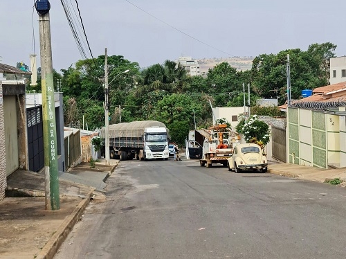 Carreta não consegue subir rua íngreme, desce de ré  e quebra poste na cidade de Patos de Minas