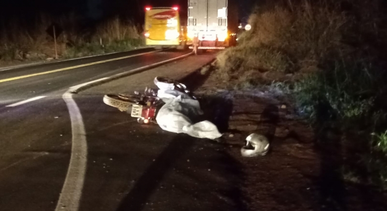 Motociclista morre atropelado por carreta no entroncamento da BR-365 com a estrada da Serrinha em Patos de Minas