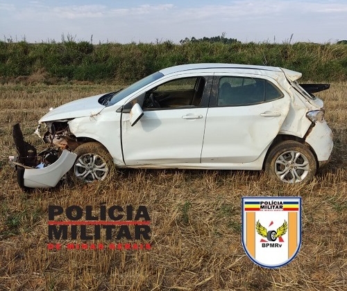 Cruzeiro da Fortaleza - Motorista perde controle em curva e capota carro na BR-146