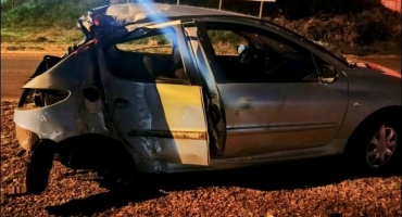 Patos de Minas - Militar do Corpo de Bombeiros  colide automóvel contra poste na Avenida JK