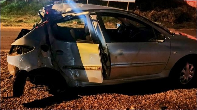 Patos de Minas - Militar do Corpo de Bombeiros  colide automóvel contra poste na Avenida JK