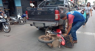 Motocicleta fica debaixo de caminhonete após acidente no Centro de Patos de Minas