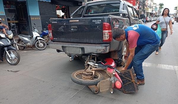 Motocicleta fica debaixo de caminhonete após acidente no Centro de Patos de Minas