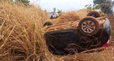 Bandido que cumpria prisão domiciliar rouba motorista de aplicativo e capota veículo durante fuga