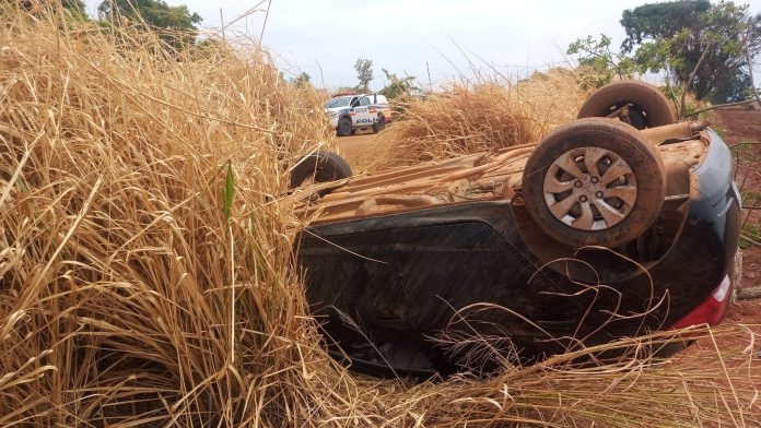 Bandido que cumpria prisão domiciliar rouba motorista de aplicativo e capota veículo durante fuga