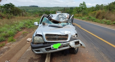 Motorista tenta ultrapassagem em local proibido e colide contra traseira de caminhão 