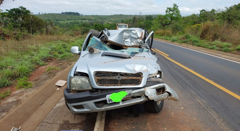 Motorista tenta ultrapassagem em local proibido e colide contra traseira de caminhão 