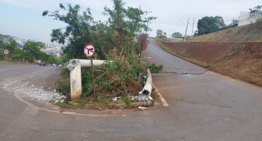 Patos de Minas - Caminhão arrasta fiação elétrica e derruba dois postes no bairro Jardim Califórnia