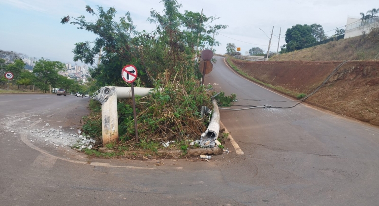 Patos de Minas - Caminhão arrasta fiação elétrica e derruba dois postes no bairro Jardim Califórnia