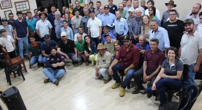 Produtores de Lagoa Formosa e Patos de Minas participam de Live com Frente Parlamentar do Leite e pretendem pedir suspensão das importações do produto