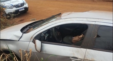 Patos de Minas - Motorista perde controle e capota carro na estrada do Sumaré