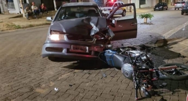 Carro atinge motocicleta no bairro Caramuru em Patos de Minas e deixa condutor ferido