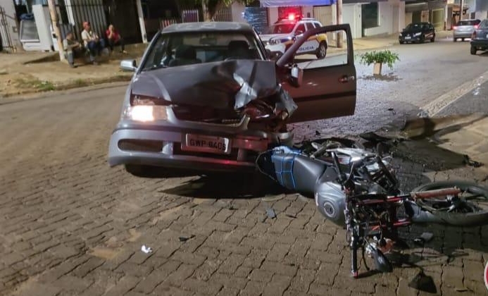 Carro atinge motocicleta no bairro Caramuru em Patos de Minas e deixa condutor ferido